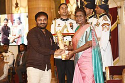Anand_Kumar_receiving_the_prestigious_Padma_Shri_Award_from_President_Droupadi_Murmu_at_the_Rashtrapati_Bhawan