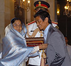 The_President,_Smt._Pratibha_Devisingh_Patil_presenting_the_Padma_Shri_Award_to_Shri_Bhaichung_Bhutia_at_Civil_Investiture-II_Ceremony,_at_Rashtrapati_Bhavan,_in_New_Delhi_on_May_10,_2008